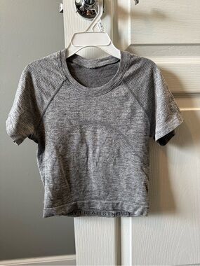 Lululemon Gray Athletic Cropped Tee